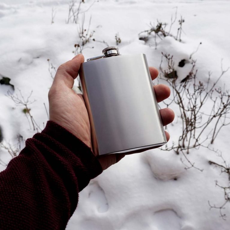 Blašķe NEVIS ar gravējumu 240 ml.