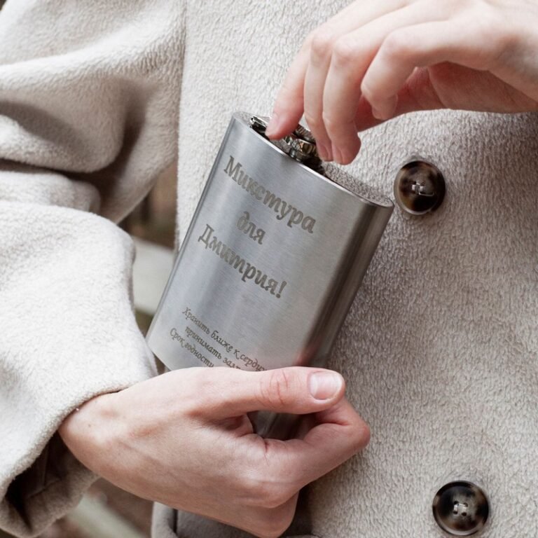 Blašķe NEVIS ar gravējumu 240 ml.