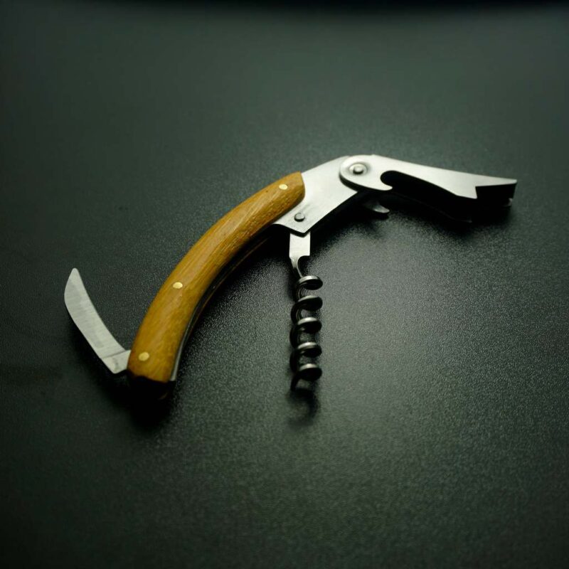 Vīna kaste un piederumi (4 priekš.) ar gravējumu