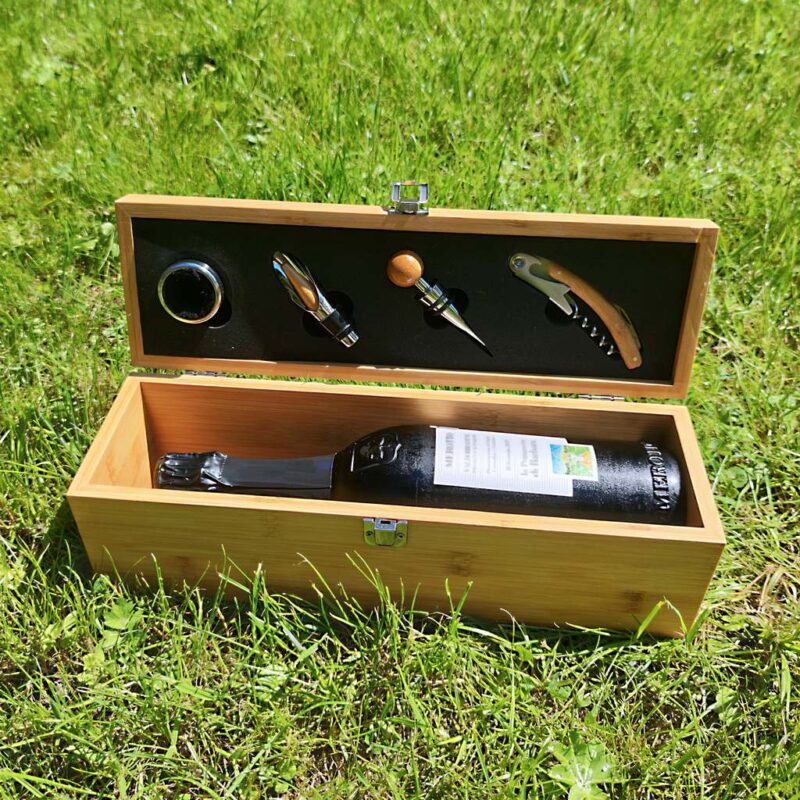 Vīna kaste un piederumi (4 priekš.) ar gravējumu