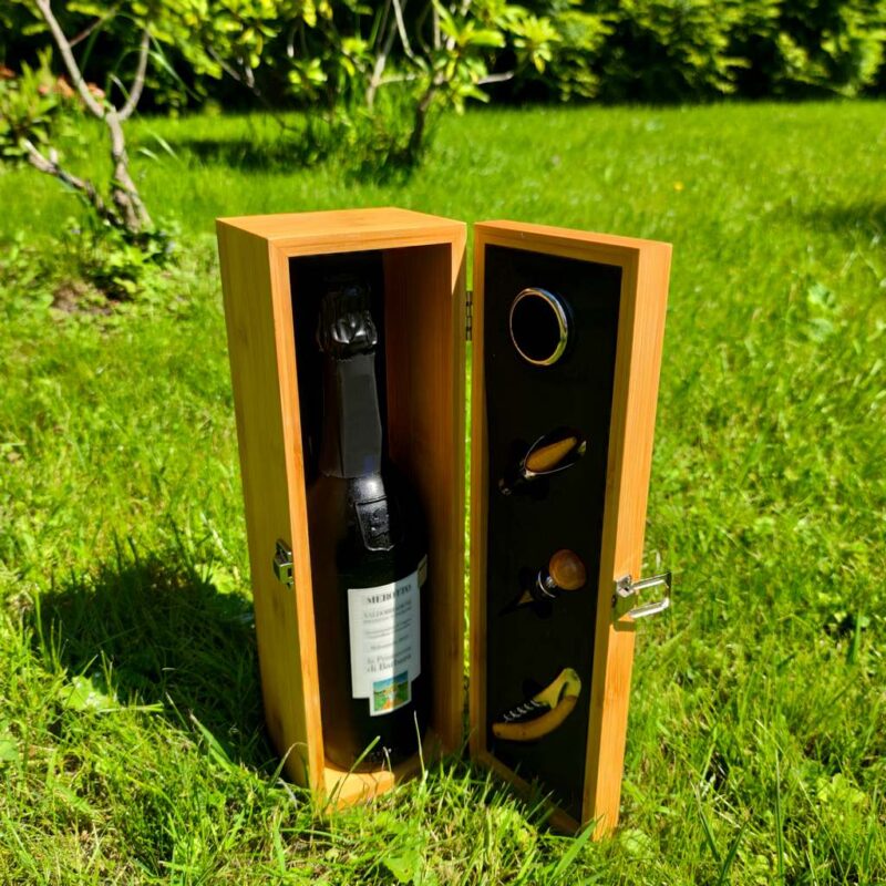 Vīna kaste un piederumi (4 priekš.) ar gravējumu