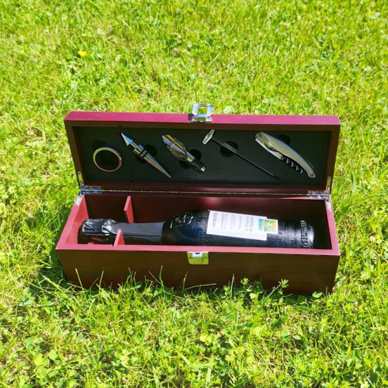 Коробка и аксессуары для вина (5 пред.) с гравировкой