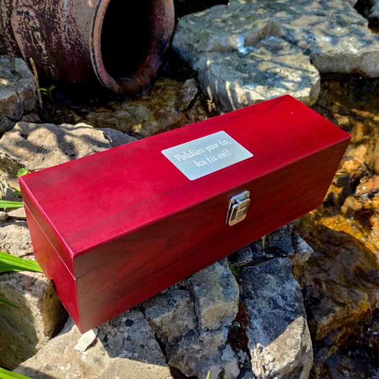 Vīna kaste un piederumi (5 priekš.) ar gravējumu