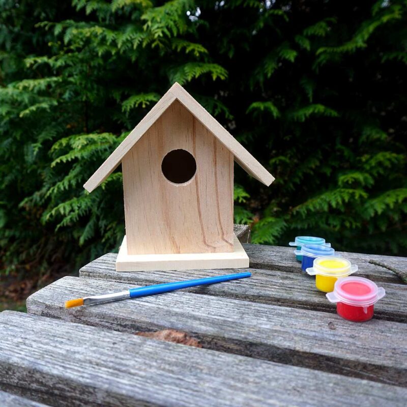Cкворечник с красками и кисточкой