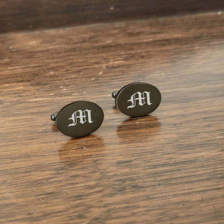 Aproču pogas "Black" ar gravējumu Aproču pogas "Black" ar gravējumu