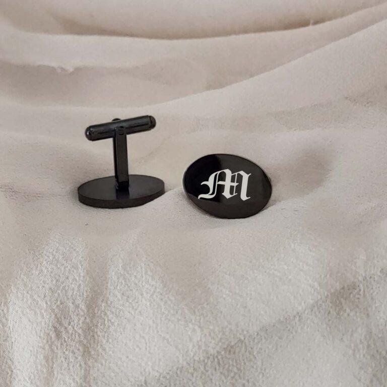 Aproču pogas "Black" ar gravējumu Aproču pogas "Black" ar gravējumu