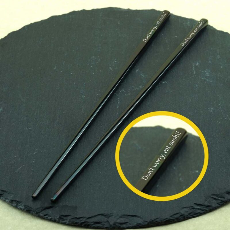 Suši kociņi ar gravējumu Black Suši kociņi ar gravējumu Black