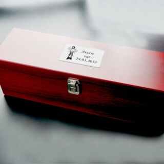 Vīna kaste "Atvērt var dd.mm.gggg"