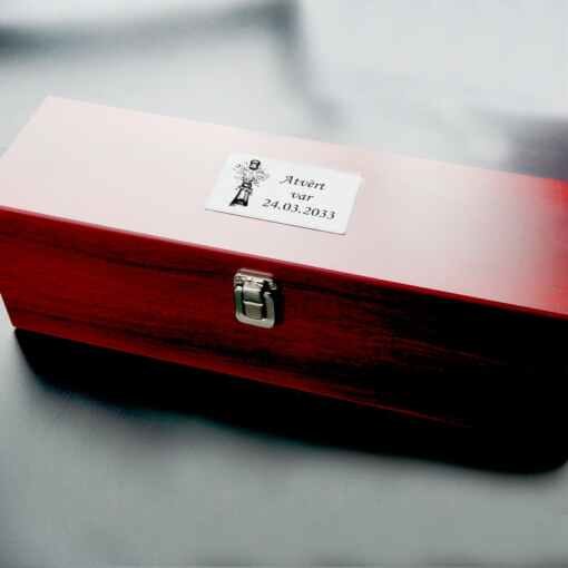 Vīna kaste "Atvērt var dd.mm.gggg"